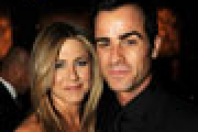 Энистон и Теру объявили о помолвке