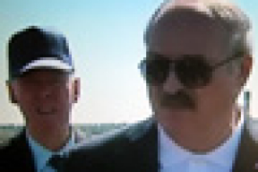 Акуляры Лукашэнкі і кепка Тура (фотафакт)