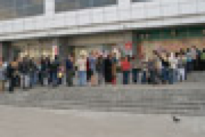 В Гомеле выстроилась очередь из 200 человек (фото)