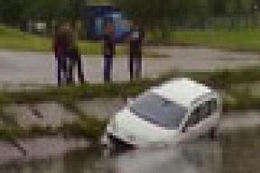 Молодая пара съехала на Peugeot в Свислочь (фото)