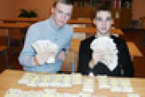 Школьники собрали 2,5 кг белорусских двадцатирублевок, но побоялись, что их отменят, и купили мороженое (фото)