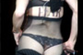 В Риме Мадонна полуобнажила зад (видео)