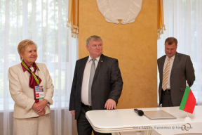 Ярмошына не заўважыла, што сцяг дагары нагамі (фотафакт)