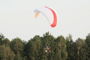 На бело-красно-белом крыле над Ганцевичами (фото, видео)