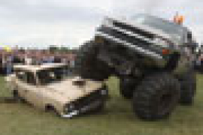 Монстр-трак не смог раздавить «Москвич» (фото)