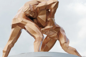 В Минске появилась статуя спортсменов-борцов (фотофакт)