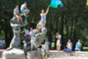 ВДВэшники на фонтане в сквере Янки Купалы (фотофакт)