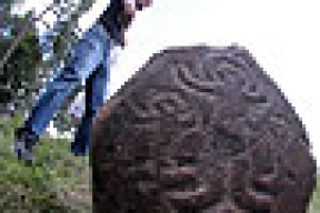 В Щучинском районе краеведы обнаружили каменную икону (фото)