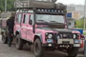 Шведские туристы на розовом Land Rover столкнулись с «плюшевыми» трудностями перевода (фото)