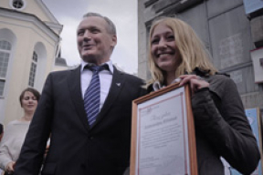 Итоги сбора подписей «говорящие правду» озвучили под зонтиками (фото)