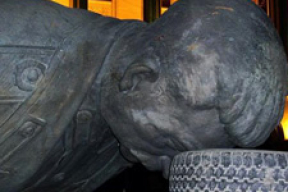 Как белорусы вождя оскорбили