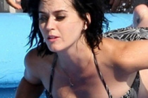 Кэти Перри потеряла трусы в бассейне (фотофакт)