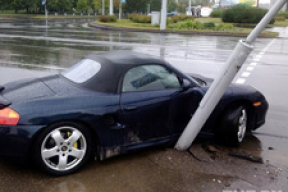В Минске кабриолет Porsche врезался в светофор (фото)
