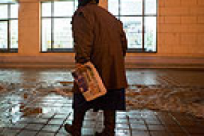 Десятки пенсионеров дежурят в метро, чтобы получить бесплатную газету с программой ТВ