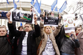 Бангалор в игнор, сжигание портретов Лукашенко, цветы милиционерам