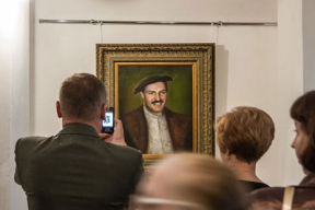 Сумар повез «интересный» портрет в подарок Лукашенко