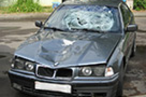 Водитель БМВ насмерть сбил женщину и скрылся