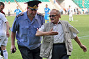 Дедуля выбежал на поле в матче «Гомель» – «Динамо»