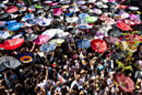 Тысячи брестчан собрались вместе, чтобы поймать с неба бесплатных конфет