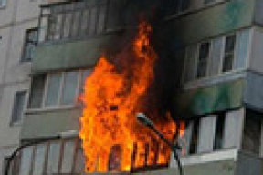 Ратуючыся ад пажару, маладзечанец павіс за акном 3 паверха, зваліўся і зламаў палец на назе