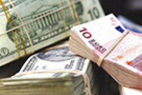 Белорусский рубль снизился ко всем трем валютам