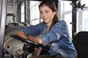 Дзяўчына-механізатар працуе ў гаспадарцы Пружанскага раёна