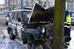 Милицейский «уазик» врезался в дерево