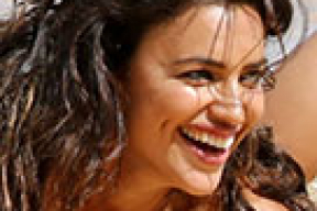 Ирина Шейк в одних плавках на пляжных съемках (фото)