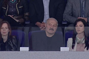 З якімі дзяўчынамі Лукашэнка глядзеў хакей?