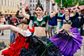 Золотые носы, пузыри, полуголые танцовщицы (фото)