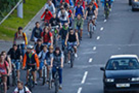 200 велосипедистов проехались по Минску дружной колонной