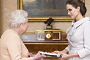 Елизавета II присвоила Джоли титул дамы