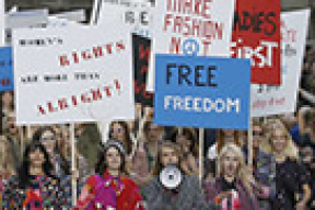 Лагерфельд показал модницам, как одеваться на акции протеста (фотофакт)