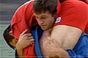 Белорусский самбист на плечах уносит травмированного азербайджанского соперника