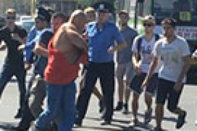 В Харькове мужчине в футболке «СССР» пришлось отбиваться от прохожих