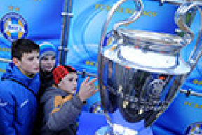 Как белорусы фотографируются с футбольным Кубком чемпионов