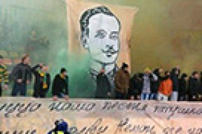 Заўзятары «Нёмана» вывесілі банер з Янкам Купалам