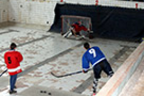 В Сморгони в хоккей играют в бассейне