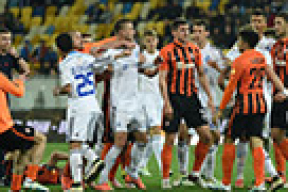 Футболисты донецкого «Шахтера» и киевского «Динамо» устроили потасовку на поле