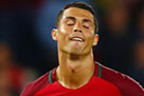 Исландцы устроили «самострел», а Роналду не забил пенальти