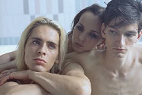 Белорусы собирают деньги на кино на улицах Варшавы и Риги