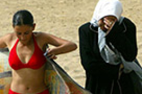 Купальщицы по законам шариата (фото)