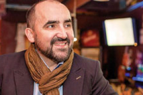 «Хочу поддержать тех, кто поднял свою задницу с дивана и пробует хоть на сантиметр сдвинуть эту стену»