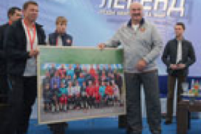 Лукашенко на «Гонке легенд» получил сувенир от Бьорндалена