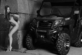 Как обнаженные девушки продают квадроциклы