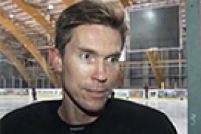 Как лучший футболист Беларуси стал «самым слабым» хоккеистом