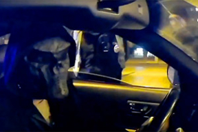 Хлопец в маске обратил полицию в бегство