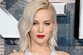 Лоуренс извинилась за то, что чесала заднее место о священные камни