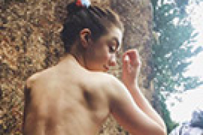 Девочка созрела: Арья Старк показала пятую точку (фотофакт)