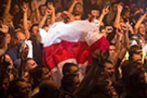 Канцэрт Вольскага ў Вільні пад бел-чырвона-белымі сцягамі